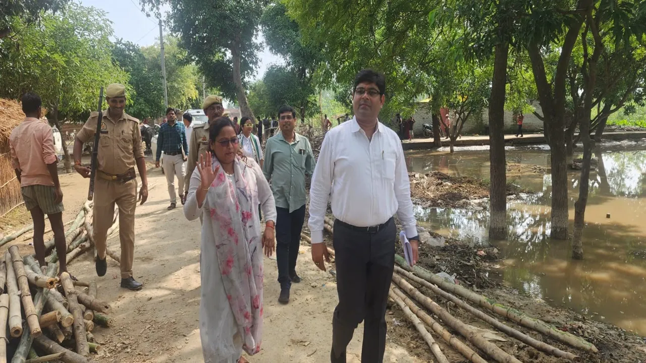 हरदोई में बाढ़ ने मचाई तबाही: 3 दर्जन से अधिक गांवों में घुसा गर्रा नदी का पानी, अपर आयुक्त ने लिया जायजा 