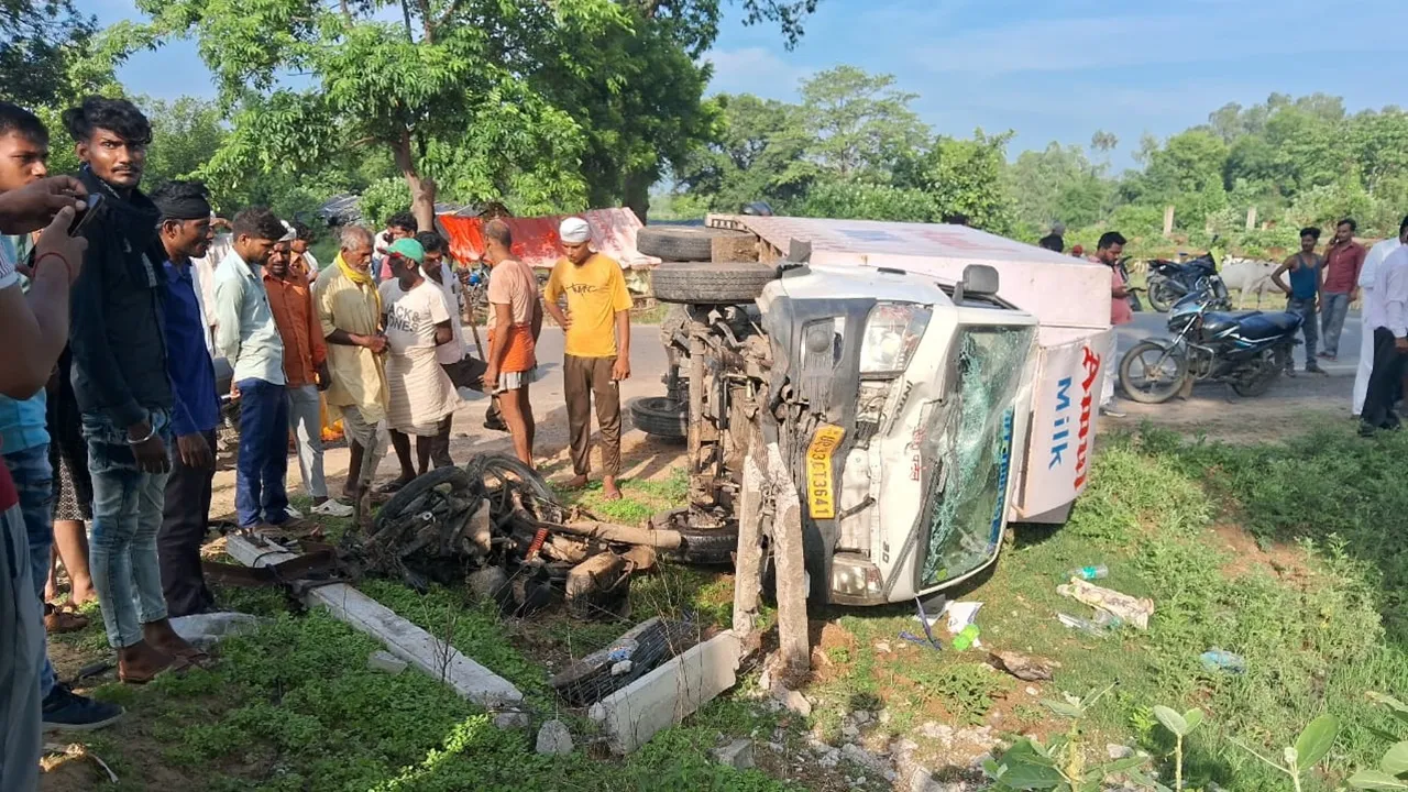 बहराइच: विद्युत पोल से टकराने के बाद मैजिक ने बाइक सवार को मारी टक्कर, मौत
