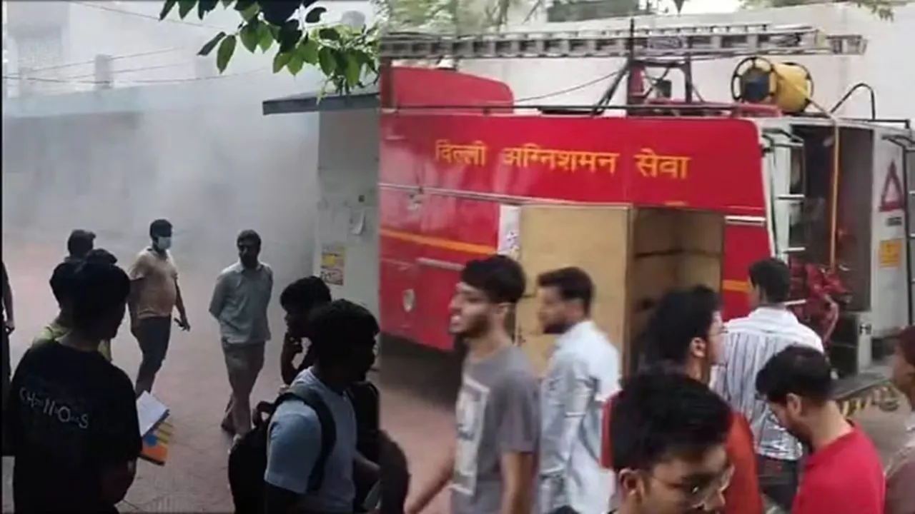 दिल्ली के मौलाना आजाद मेडिकल कॉलेज के हॉस्टल में लगी आग, मची अफरातफरी