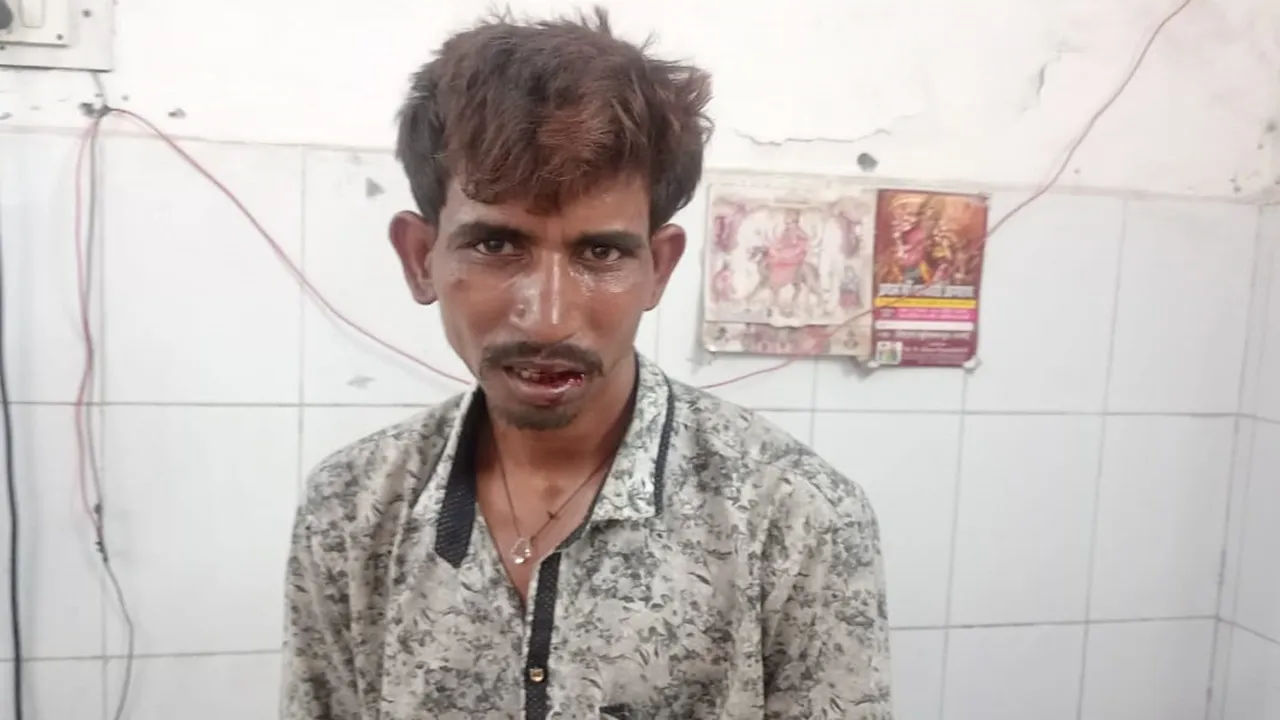 हरदोई मेडिकल कॉलेज में सरेआम बाइक चोरी करते पकड़ा गया चोर, लोगों ने धुना