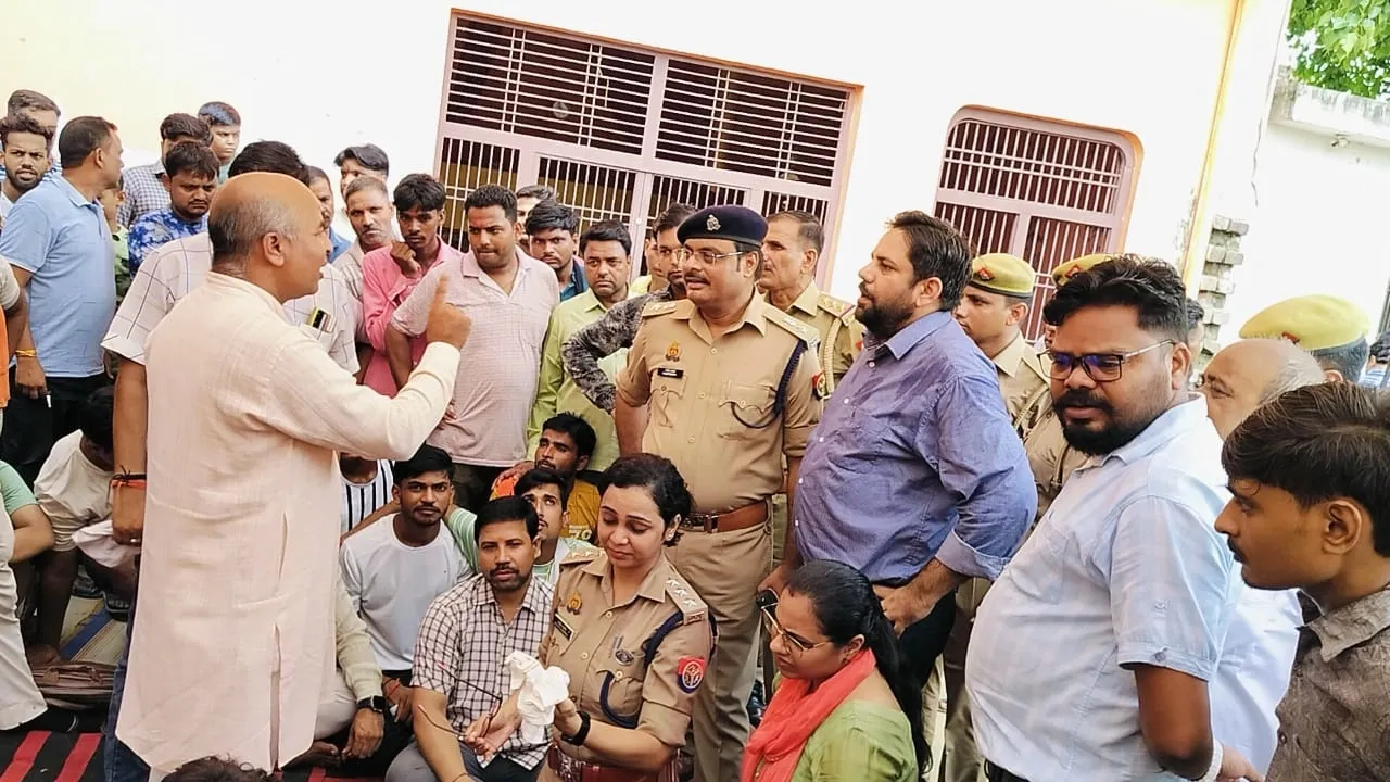 Kasganj News : कासगंज में माहौल बिगाड़ने की कोशिश: अराजक तत्वों ने राधा कृष्ण मंदिर में फेंके अंडे, हिन्दू संगठनों में आक्रोश