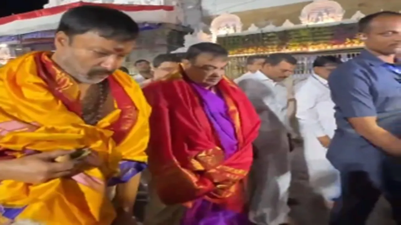 नितिन गडकरी ने तिरुपति में श्री वेंकटेश्वर मंदिर में  की पूजा-अर्चना