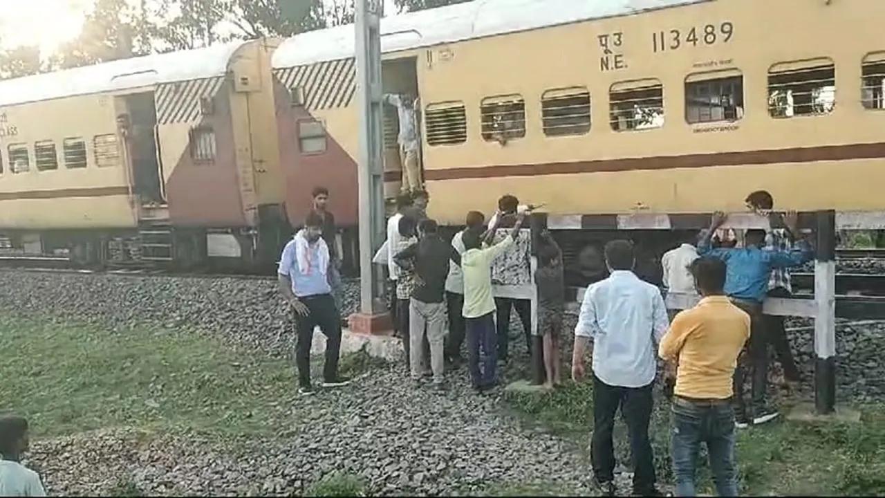 सीतापुर में टला बड़ा रेल हादसा: चलती ट्रेन की बोगियों के बीच फंसा सांड, रेलवेकर्मियों ने काटकर निकाला