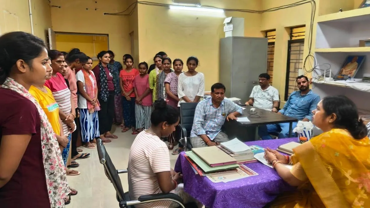 बांदा: विधायक से रो–रोकर नर्सिंग छात्राओं ने बताई समस्याएं, कार्रवाई का मिला भरोसा, जानें मामला