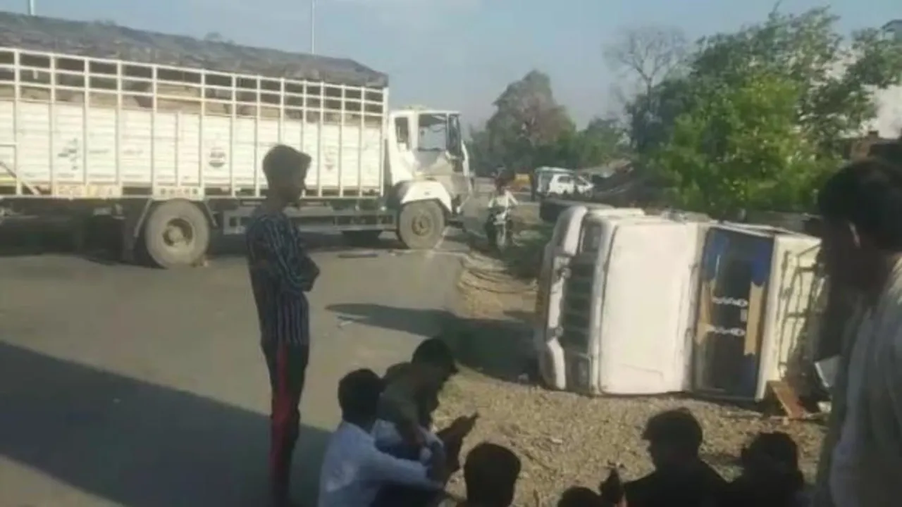 लखीमपुर खीरी: पीलीभीत-बस्ती हाईवे पर ट्रक से टकराई पिकअप, तीन घायल