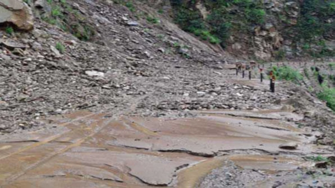 उत्तराखंड: केदारनाथ यात्रा मार्ग पर भूस्खलन से मलबे में दबे कई श्रद्धालु, तीन की मौत, रेस्क्यू जारी