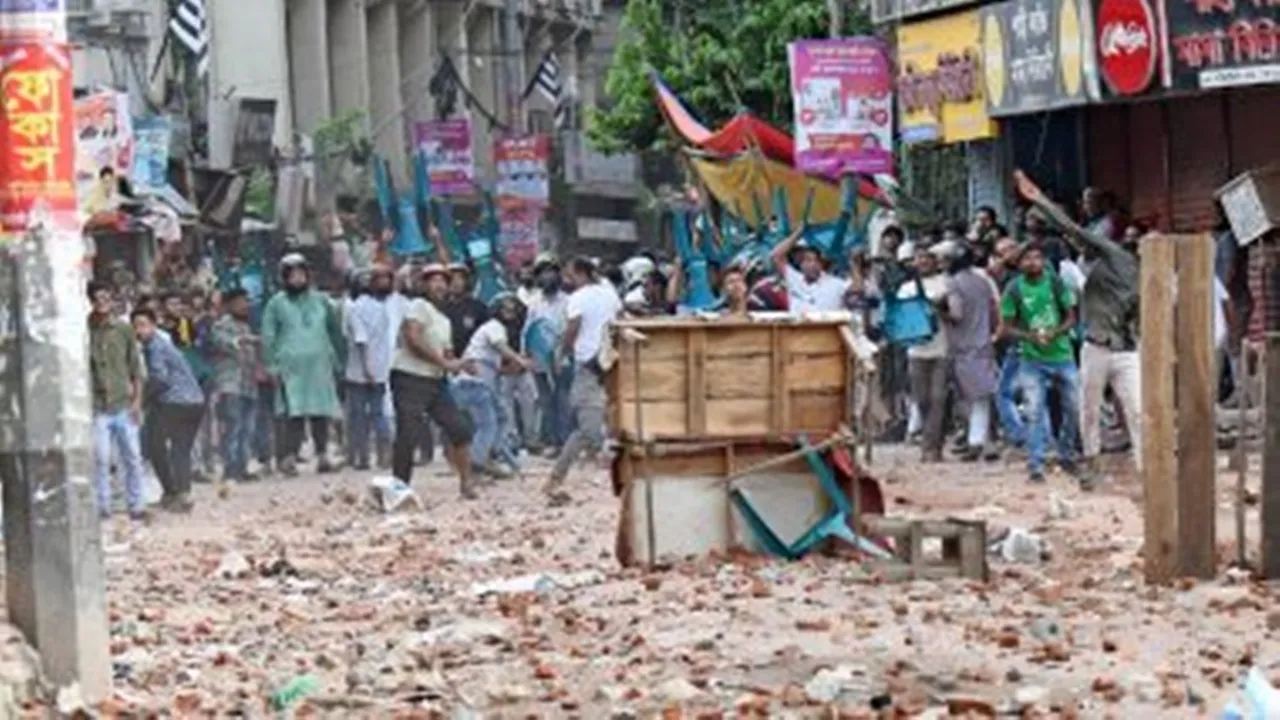 Bangladesh Violence: असम के करीब 120 छात्र और त्रिपुरा के 379 छात्र बांग्लादेश से लौटे 