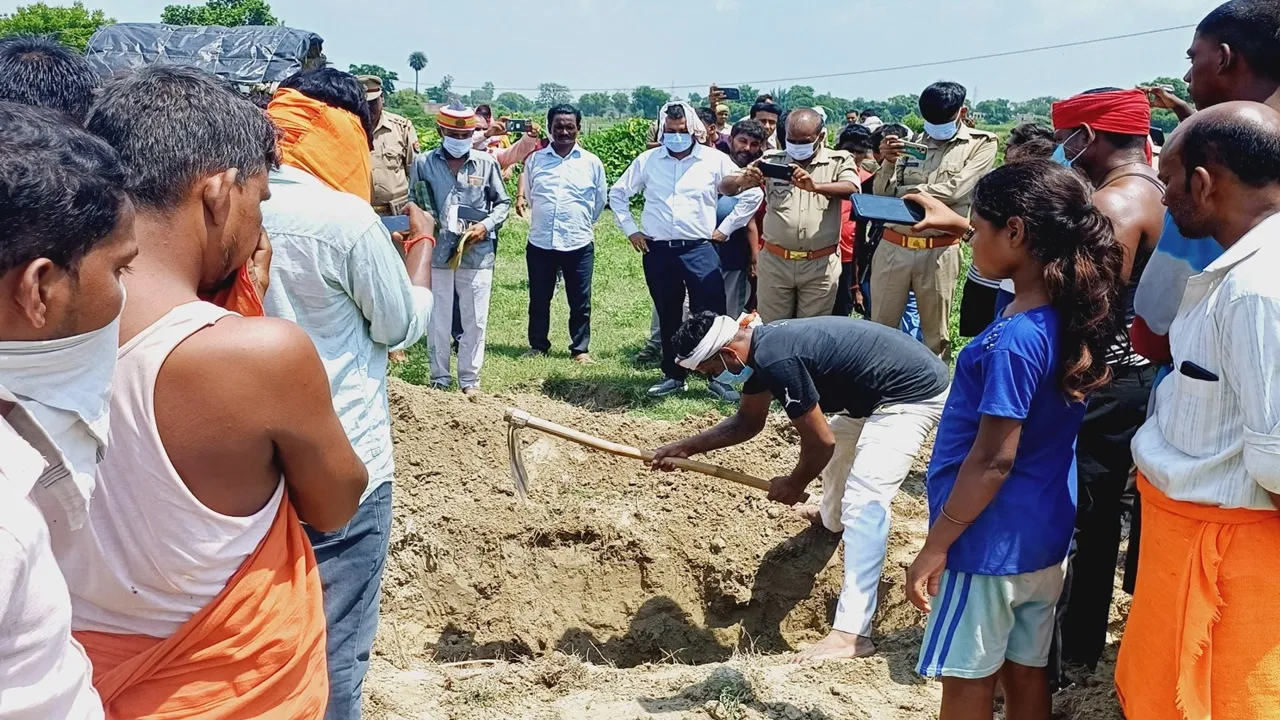 गोंडा: डीएम के आदेश पर दोबारा होगा गुठिल्ले का पोस्टमार्टम, कब्र से निकाला गया शव