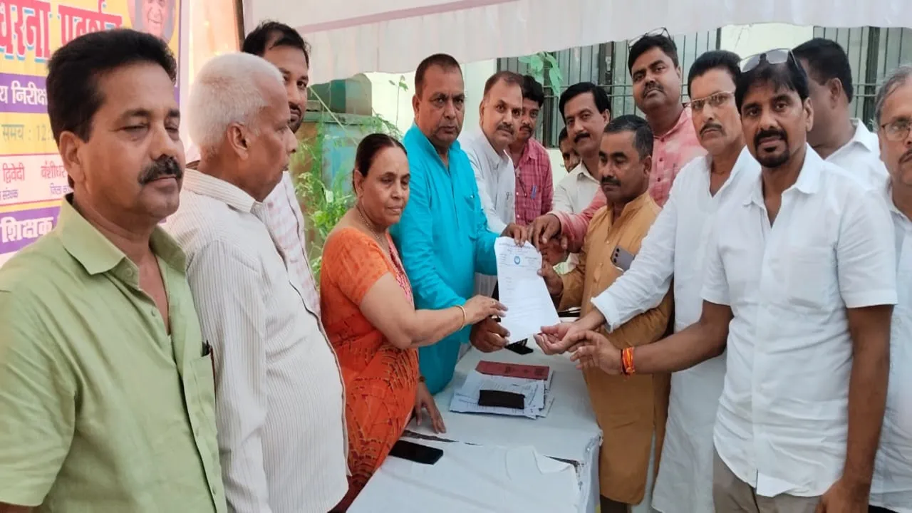 गोंडा: शिक्षक संगठनों ने प्रदर्शन कर सीएम को संदर्भित ज्ञापन डीआईओएस को सौंपा