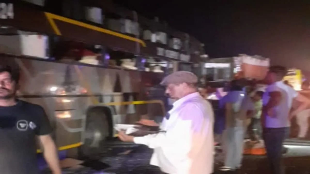 फिरोजाबाद सड़क हादसा: बहराइच के लिए रवाना हुए 33 यात्री, हादसे के बाद मौके पर पहुंचे एसडीएम