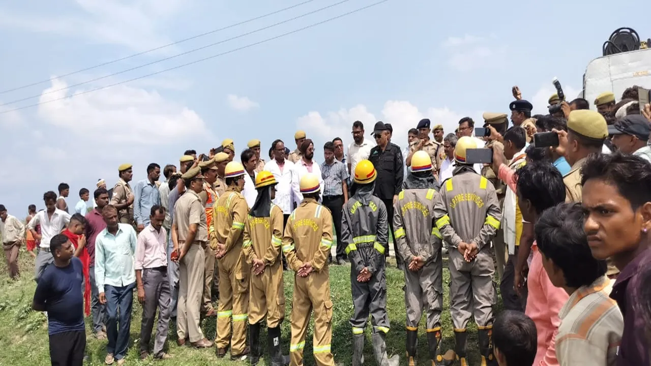 बाराबंकी: घरों में घुसा बाढ़ का पानी, पलटी नाव, डूबते ग्रामीणों को एसडीआरएफ टीम ने बचाया