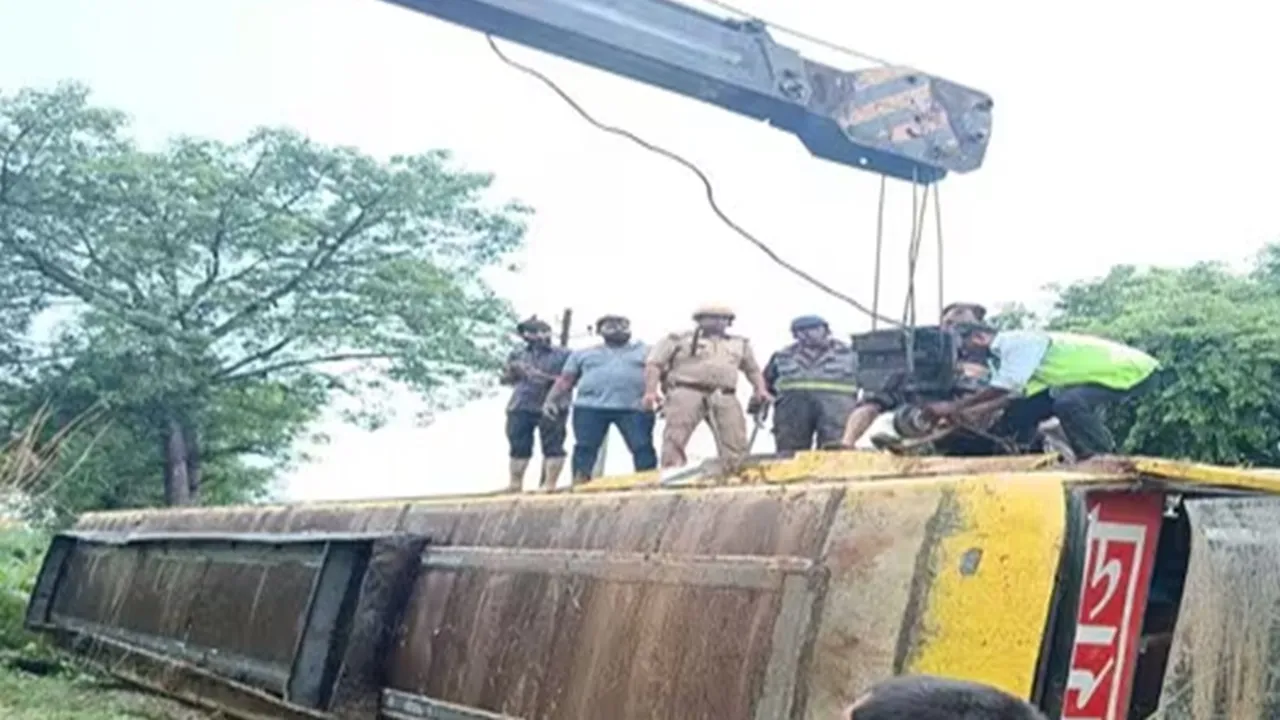 दिल्ली-देहरादून हाईवे पर दो बसें अनियंत्रित होकर खाई में पलटी, एक की मौत, 17 घायल