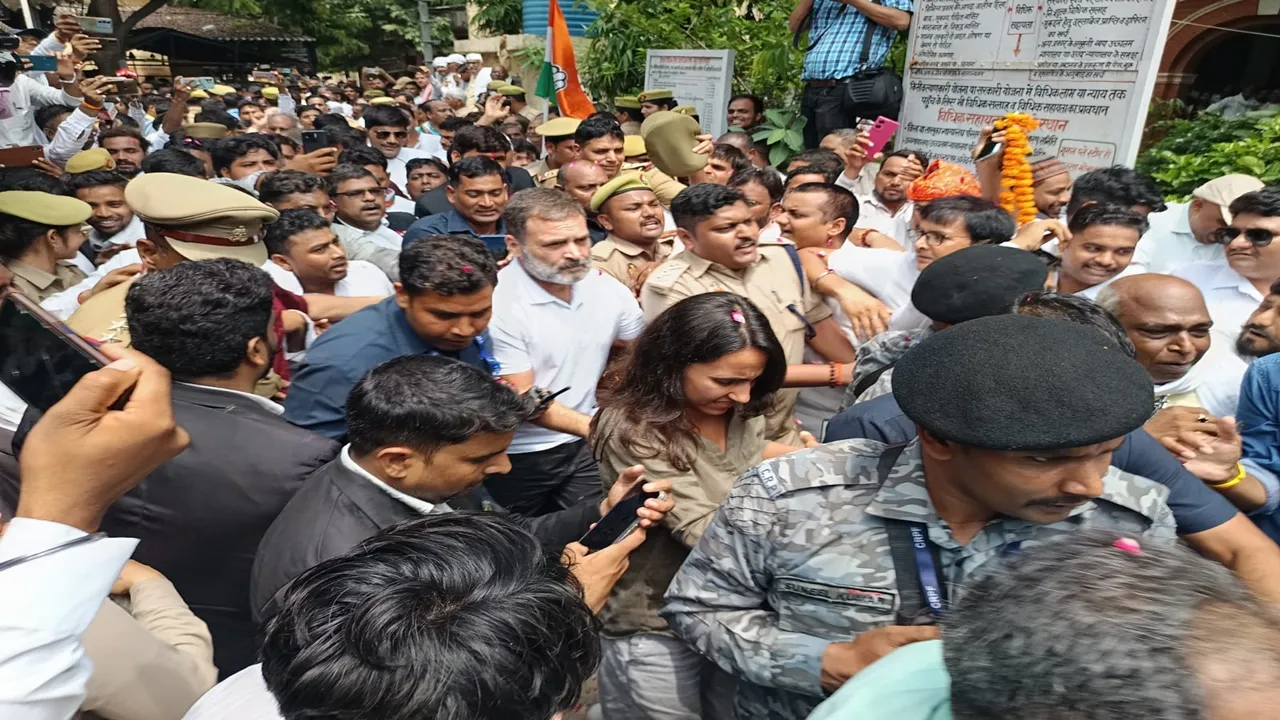 सुलतानपुर: कड़ी सुरक्षा के बीच राहुल गांधी विशेष कोर्ट में हुए हाजिर, दर्ज कराया अपना बयान 