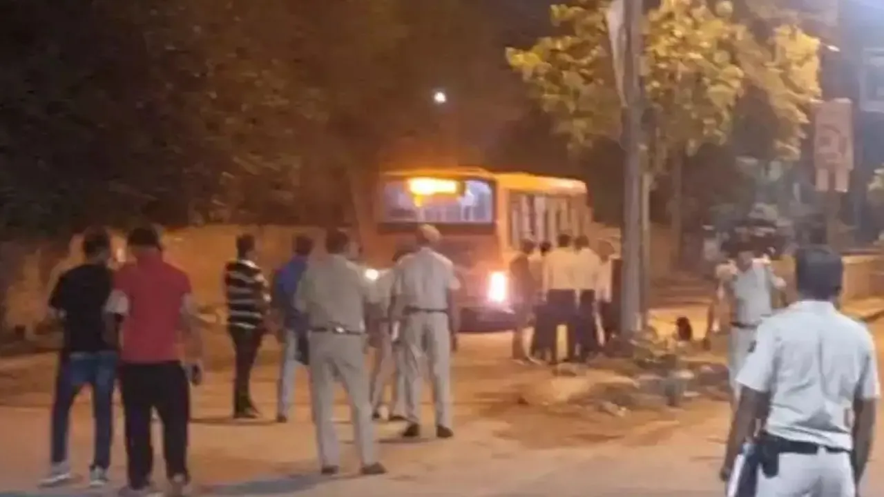 दिल्ली: क्लस्टर बस में बम की धमकी, पूरे इलाके में दहशत, जांच में सामने आई सच्च