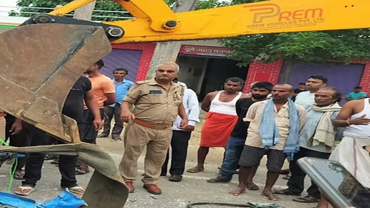 मिर्जापुर: टूरिस्ट बस ने ऑटो रिक्शा को मारी जोरदार टक्कर, 3 की मौत, कई घायल