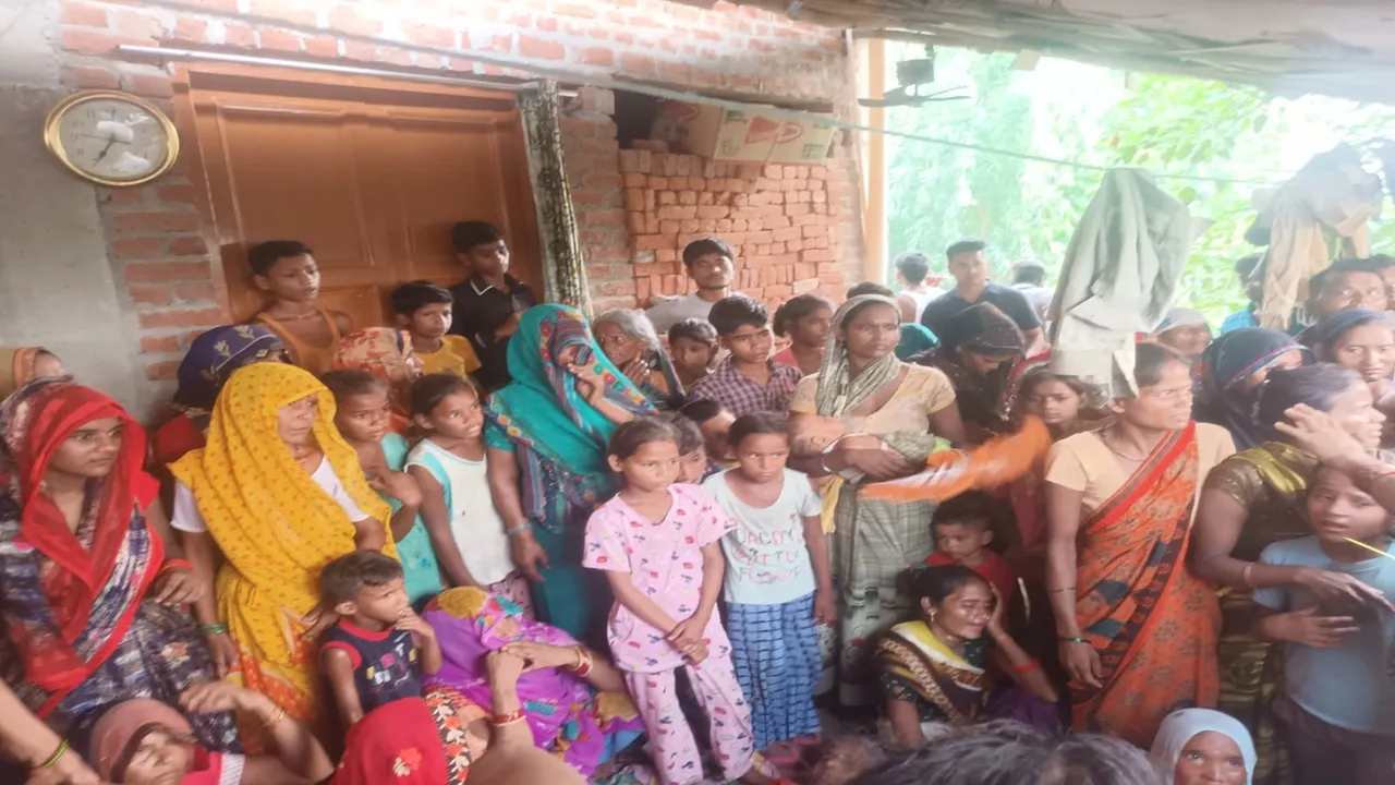 बदायूं में दर्दनाक हादसा: घर पर गिरा हाईटेंशन लाइन का तार, मां-बेटे की मौत