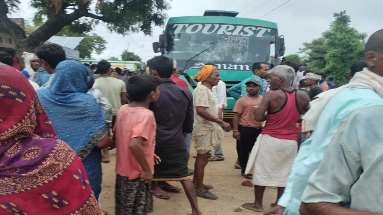 बहराइच: स्कूल जा रहे छात्र की बस से कुचलकर दर्दनाक मौत, चालक और परिचालक को ग्रामीणों ने पकड़ा