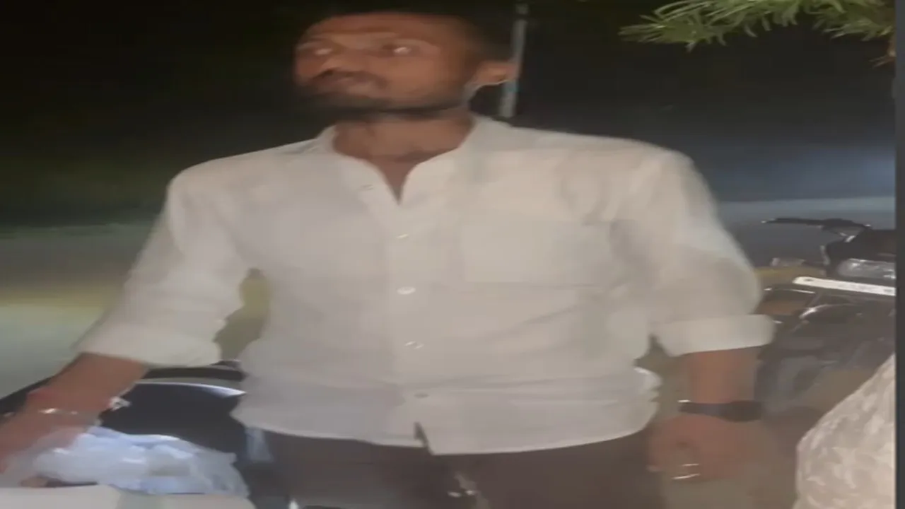 गोंडा पंचायत उपचुनाव: मतदाताओं को शराब बांट रहा था पंचायत सहायक, ग्रामीणों ने पकड़ा, वीडियो वायरल