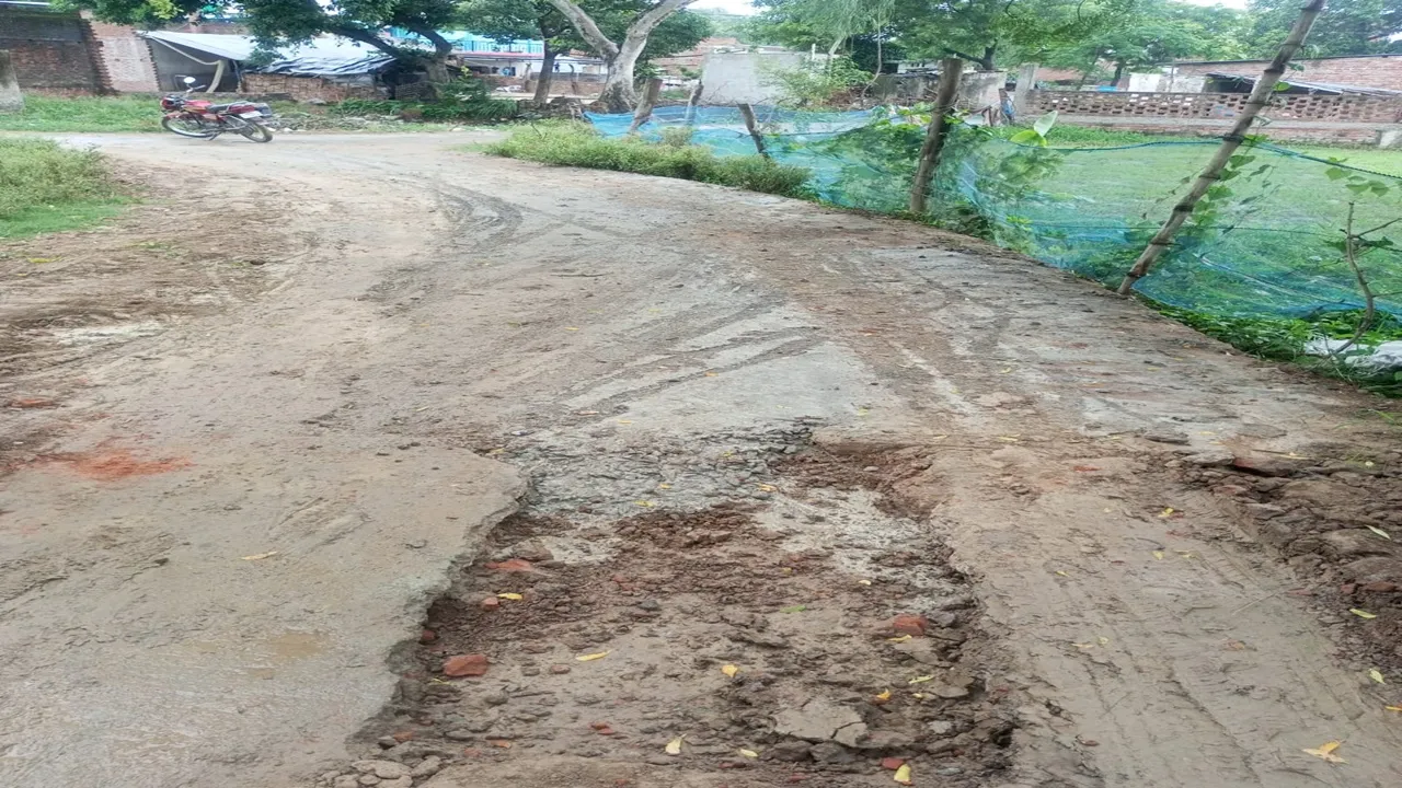 बाराबंकी: मानक विपरीत ठेकेदार बना रहा रास्ता, भाकियू धर्मेंद्र गुट ने लगाया आरोप