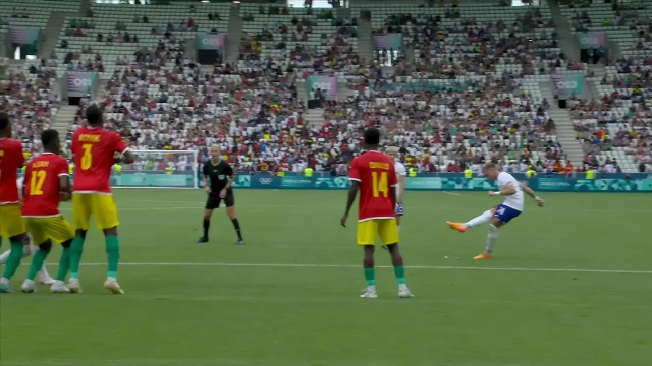 पेरिस ओलंपिक: फुटबॉल मैच के दौरान फिर से सुरक्षा में चूक, मैदान में घुसा दर्शक 