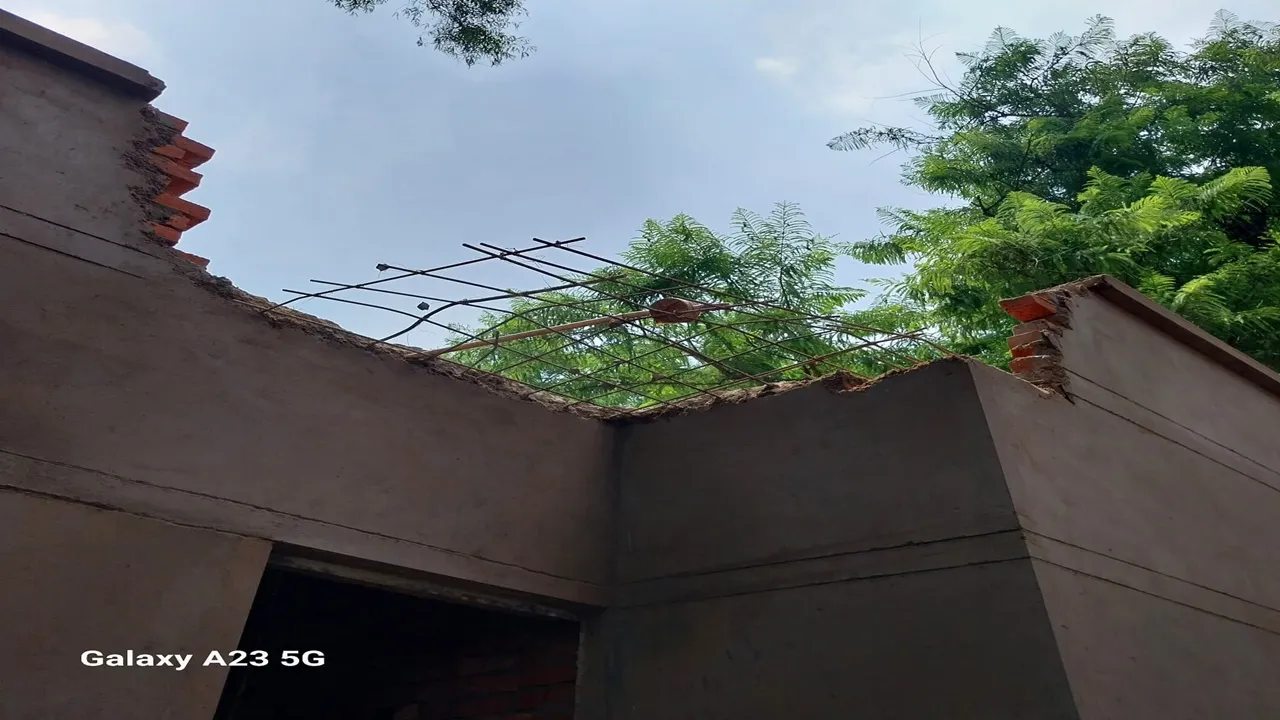 बाराबंकी: निर्माणाधीन भवन का गिरा छज्जा, बचे श्रमिक, मामला राजकीय पौधशाला सतरिख का