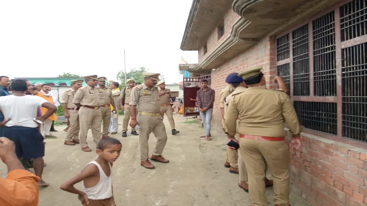 बाराबंकी: कमरे में सो रहे सफाईकर्मी की सिर में गोली मारकर हत्या, मौके पर पहुंचे एसपी और कई थानों की पुलिस