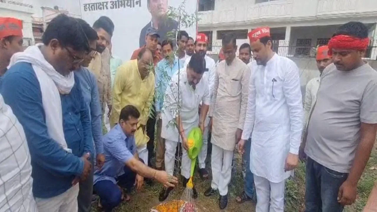 बाराबंकी: अखिलेश यादव के जन्मदिन गोप ने शुरू किया PDA पेड़ कैंपेन, बोले- गठबंधन रहेगा जारी, 2027 में यूपी से भाजपा होगी साफ