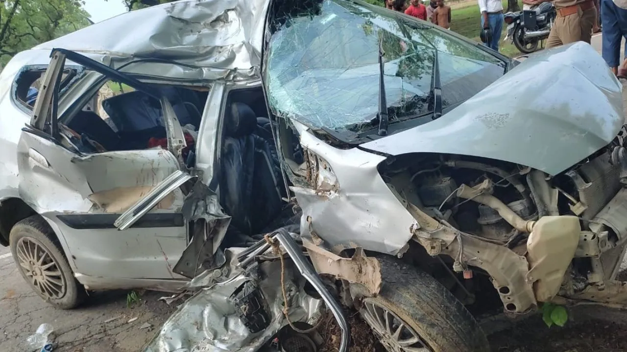 Chitrakoot Accident: तीर्थक्षेत्र से लौट रहे दो नवयुवकों की सड़क हादसे में मौत, रोड किनारे पेड़ से टकराई कार, उड़े परखच्चे 