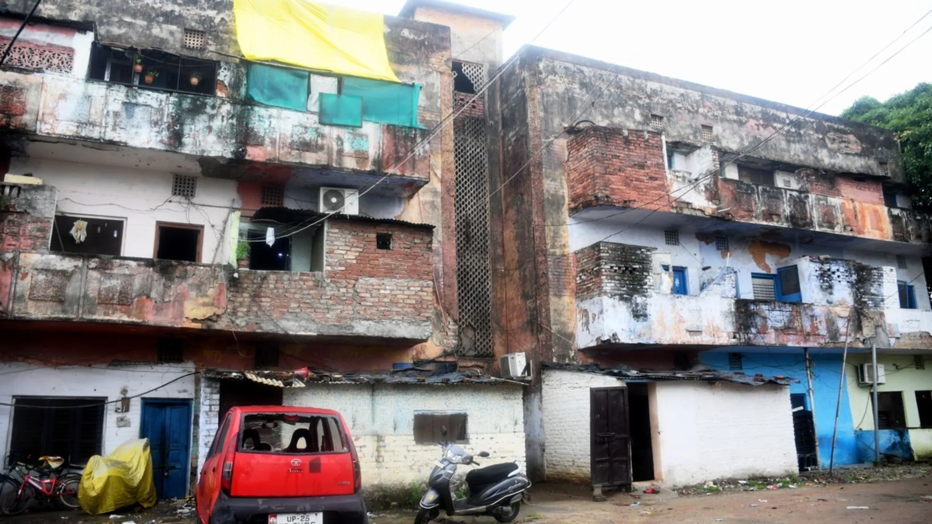 बरेली: जर्जर आवास...कर्मचारियों के परिवारों की दहशत में गुजर रहीं रातें