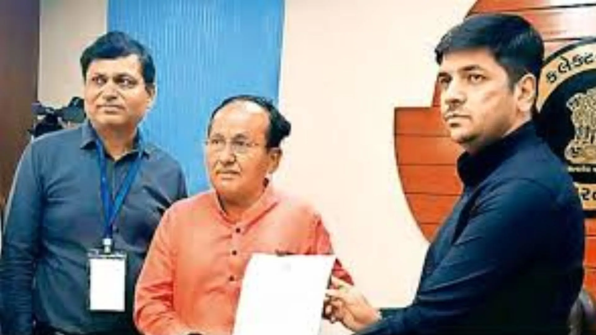 हाईकोर्ट ने सूरत के सांसद को उनकी निर्विरोध जीत को चुनौती देने वाली याचिकाओं पर किया समन जारी 