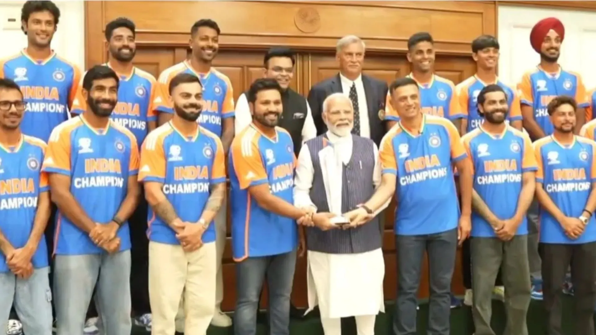 प्रधानमंत्री मोदी ने वर्ल्ड चैंपियन भारतीय क्रिकेट टीम से की मुलाकात, सामने आया वीडियो