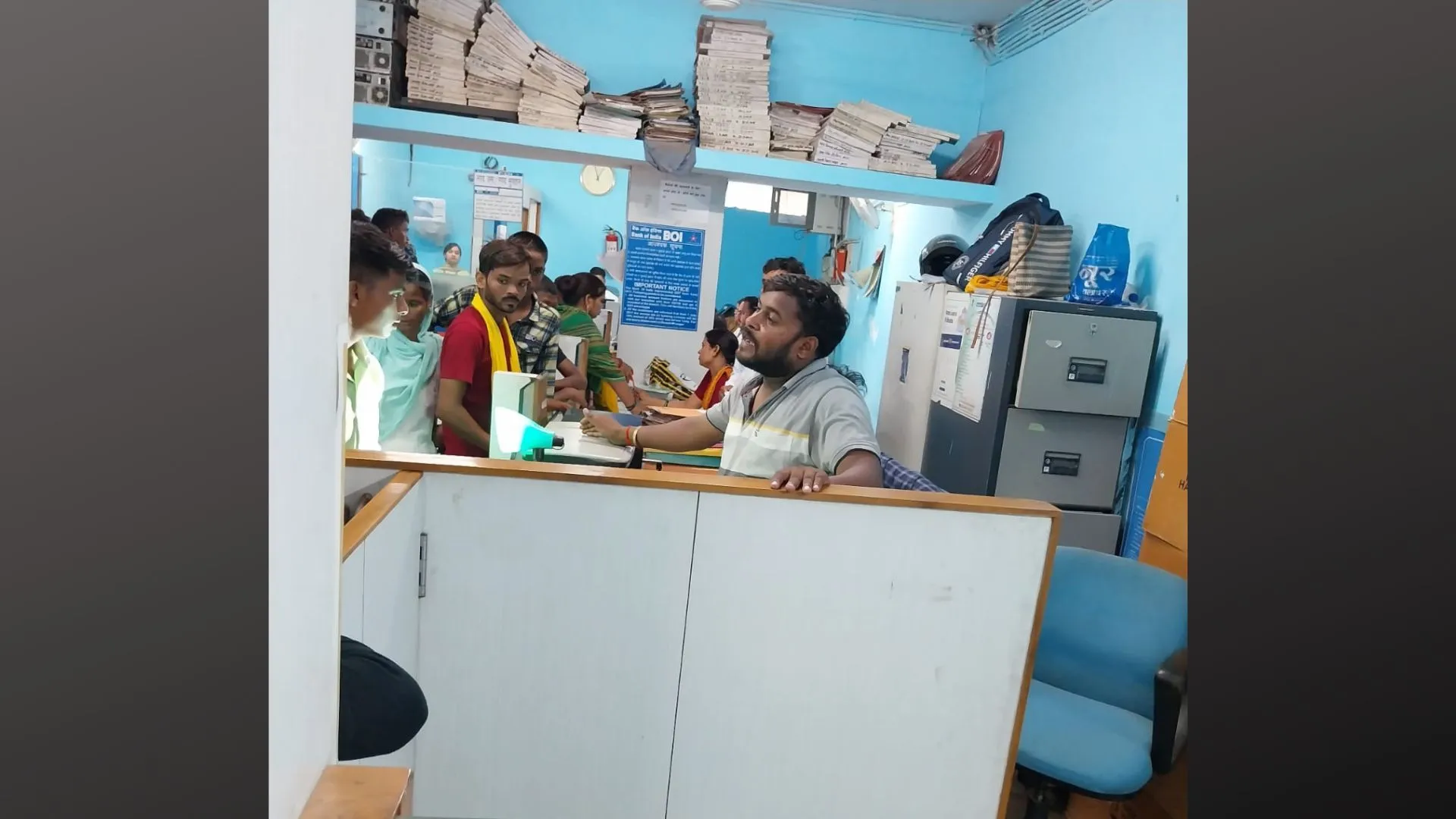 बाराबंकी: आधार बनाने में 1150 तो किसी से मांगे 500 रुपये, आधार कार्ड बनवाने व संशोधन में हो रहा खेल 