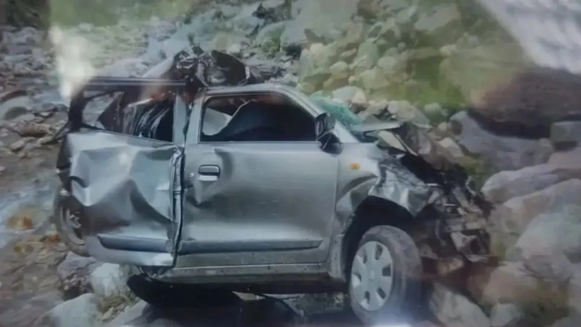 जम्मू-कश्मीर में भीषण हादसा, खाई में गिरी कार...एक ही परिवार के 5 बच्चों समेत 8 की मौत