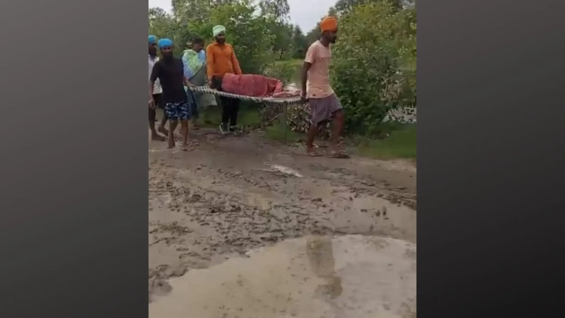 शाहजहांपुर: दलदल बना रास्ता, गर्भवती को चारपाई पर ले गए एंबुलेंस तक