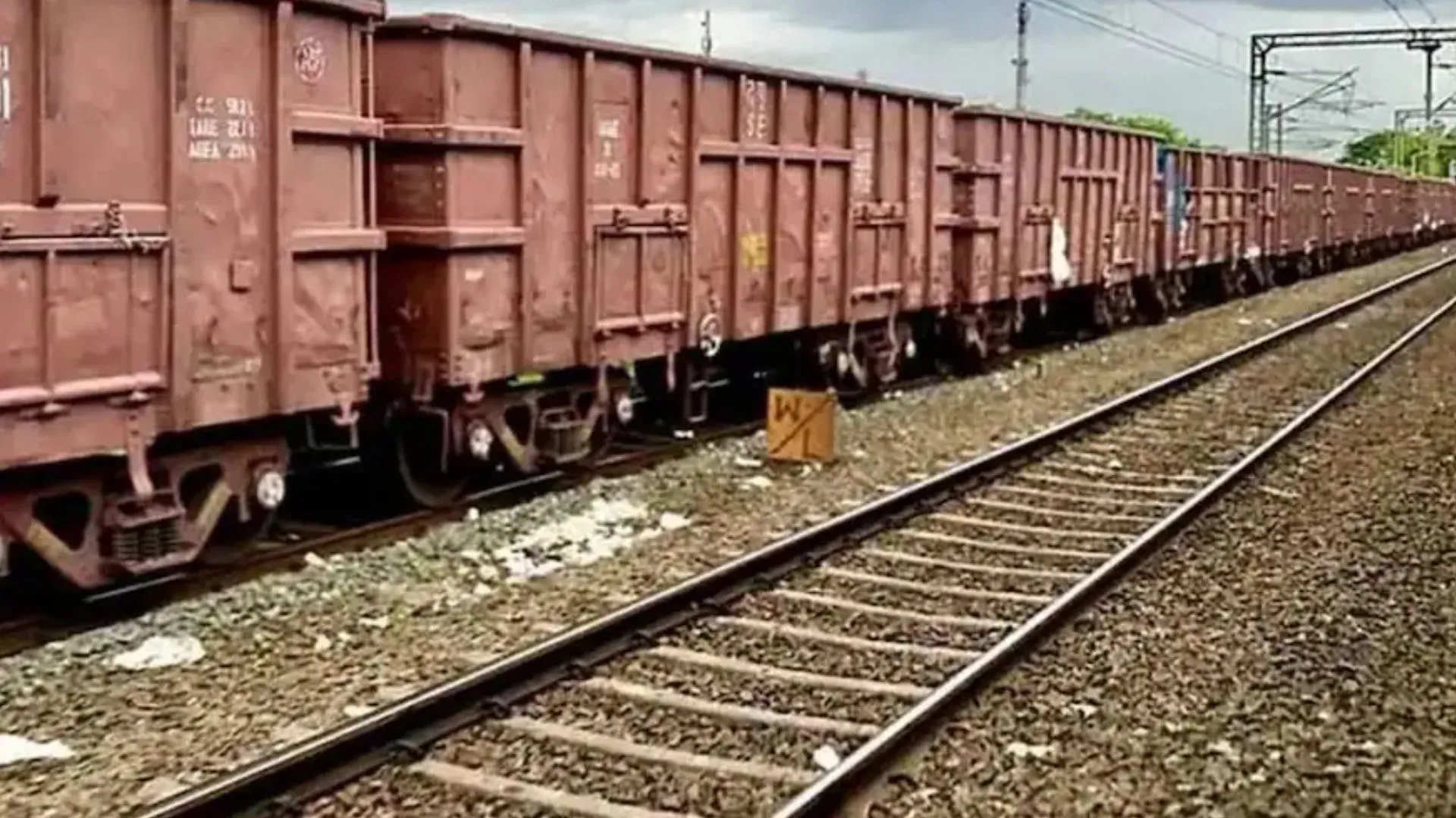 गुजरात में वलसाड और सूरत स्टेशन के बीच मालगाड़ी पटरी से उतरी, कोई हताहत नहीं...यातायात प्रभावित