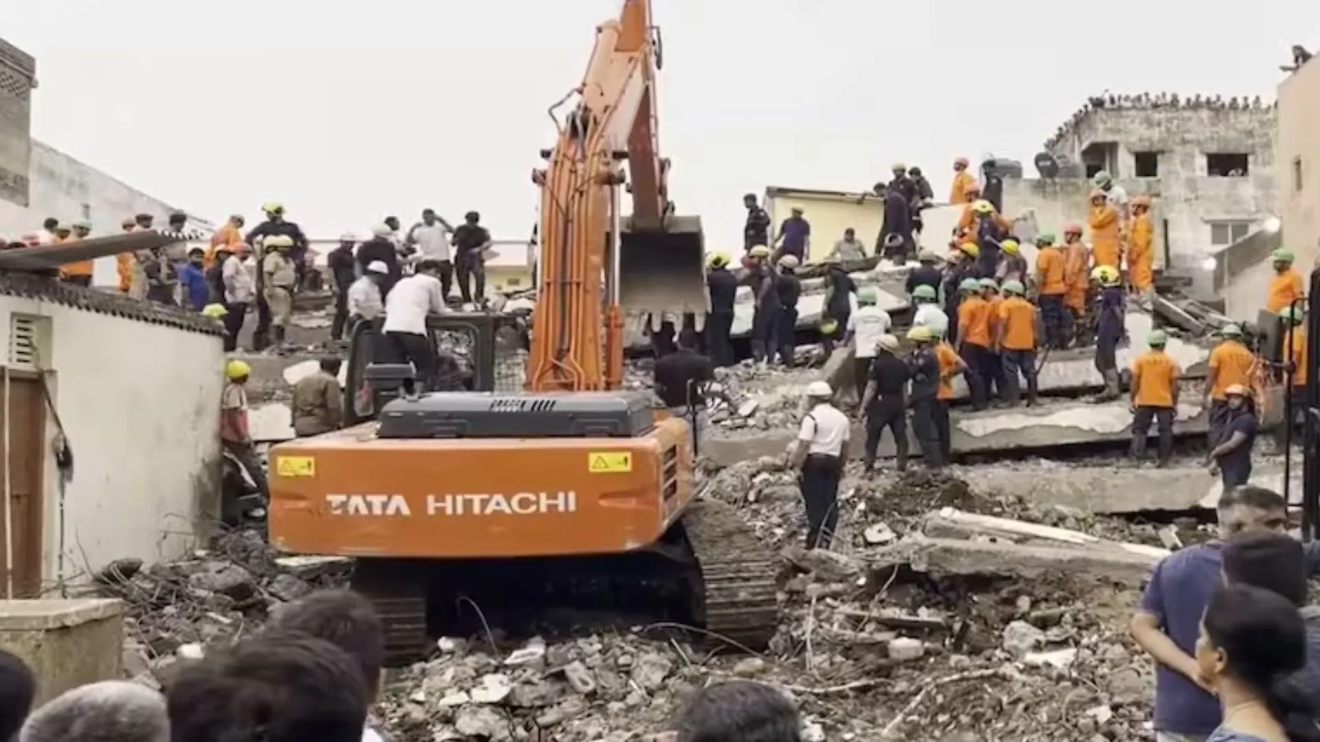 गुजरात: सूरत शहर में छह मंजिला इमारत ढही, घटना में जान गंवाने वालों की संख्या हुई सात 