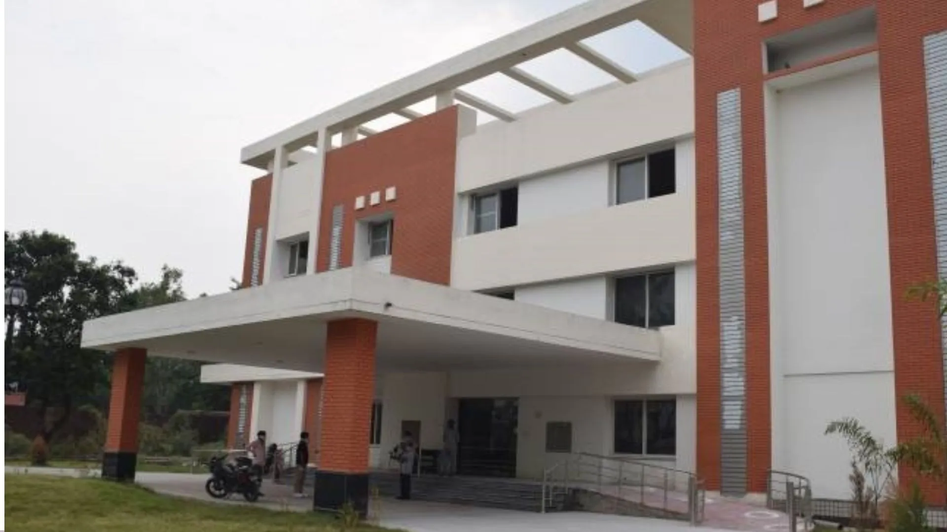 बरेली: 300 बेड अस्पताल में वेंटिलेटर धूल फांक रहे, विभाग के रिकार्ड में सिर्फ तीन