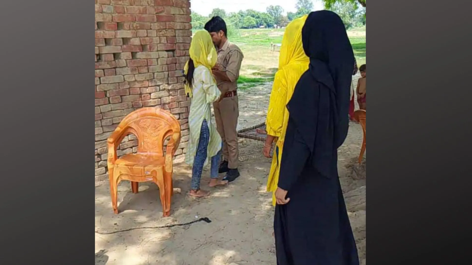 प्रतापगढ़: मारपीट की सूचना पर पहुंचे सिपाही ने पकड़ा किशोरी का हाथ, वीडियो वायरल