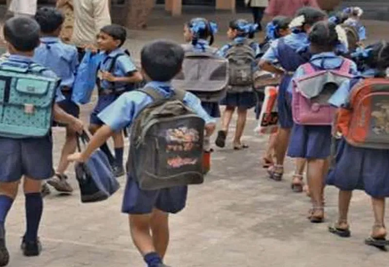 रामपुर : परिषदीय स्कूलों के समय में किया जाए परिवर्तन, विभिन्न संगठनों ने डीएम से की मांग