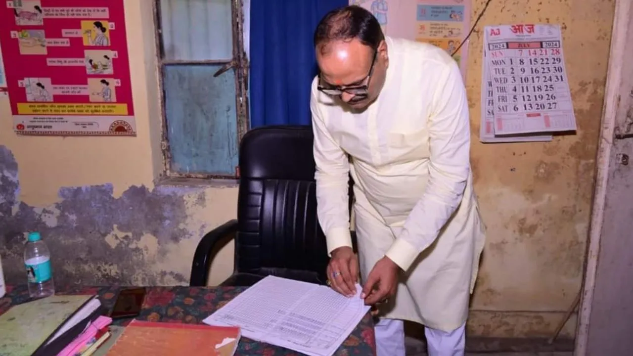 Banda: ...जब सोशल मीडिया में लाइव आकर डिप्टी CM ब्रजेश पाठक का चढ़ा पारा, सीएमओ को फोन कर लगाई फटकार, जानें- पूरा मामला
