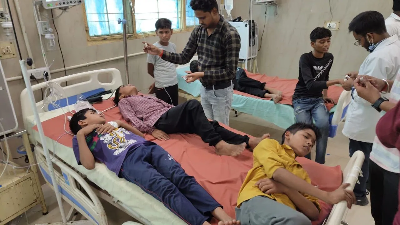 Farrukhabad News: आवासीय विद्यालय के कई दर्जन बच्चे फूड पॉइजिंग के शिकार...13 लोहिया में कई निजी अस्पताल में भर्ती