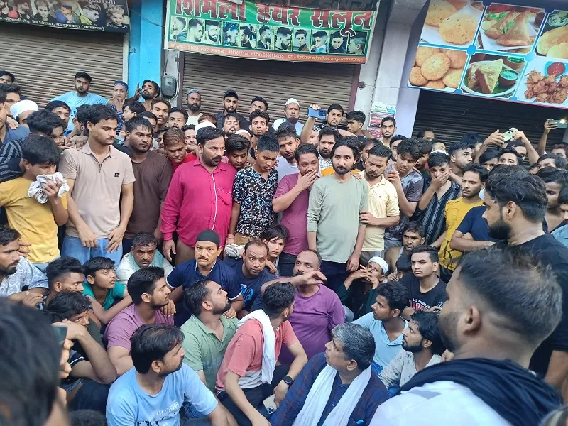 ताजिया हो रहे थे सुपुर्द ए खाक, पुलिस ने किया लाठीचार्ज...धरने पर बैठे मुस्लिम समुदाय के लोग