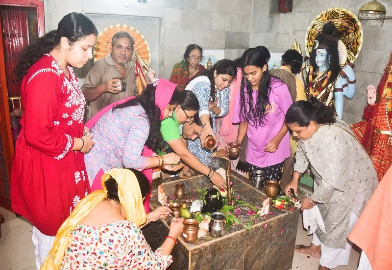 मुरादाबाद : मंदिरों में भक्तों ने किया भगवान शिव का जलाभिषेक, गूंजे हर-हर महादेव के जयकारे