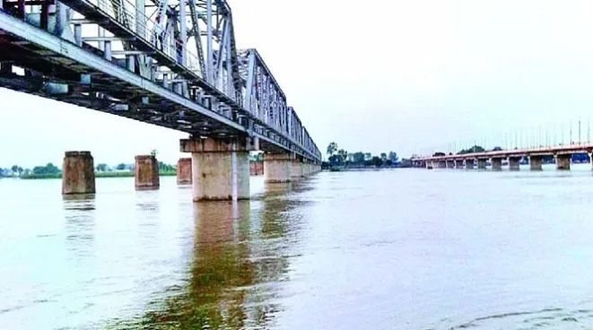 कासगंज: गंगा नदी के जलस्तर में हुई बढ़ोतरी, खतरे के निशान से पौने दो मीटर नीचे पहुंचा पानी