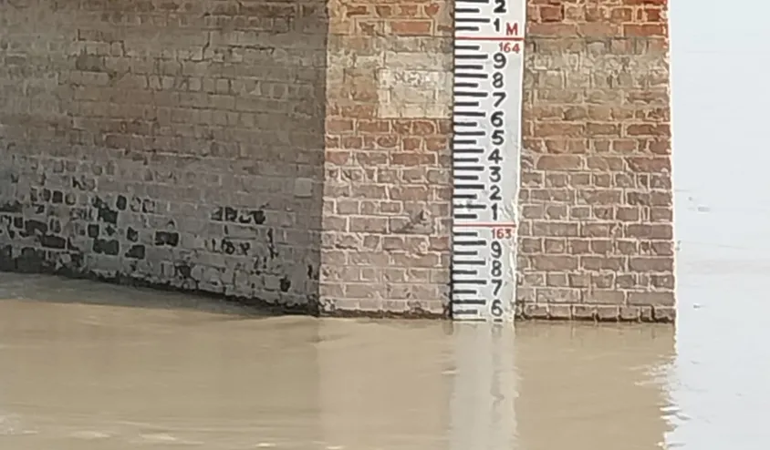 कासगंज: गंगा ब्रिज पर पानी के स्तर में आई स्थिरता, फिर भी जिला प्रशासन सतर्क