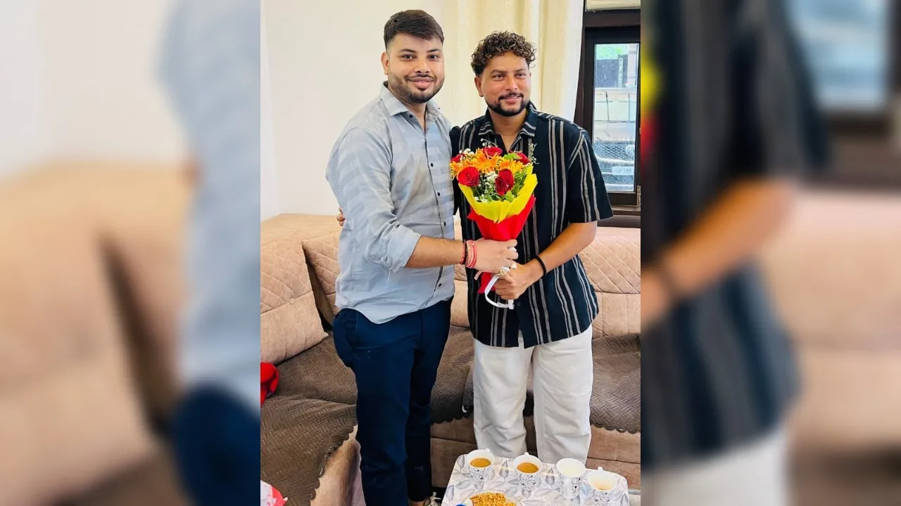 उन्नाव में सपा प्रबुद्ध सभा के पूर्व नगर अध्यक्ष से कुलदीप यादव बोले- और नेता जी कैसे हो...