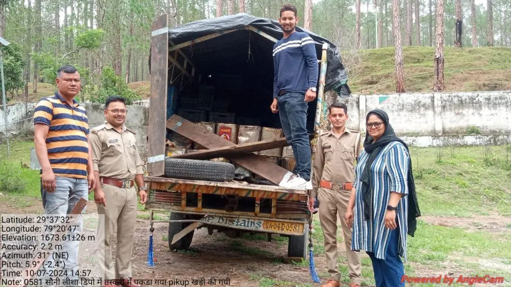 रानीखेत: वन विभाग की टीम ने पिकअप से 101 टिन अवैध लीसा पकड़ा