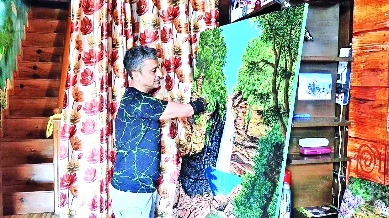 नैनीताल: इस कलाकार के हाथ नहीं हैं...लेकिन वो कैनवास पर उकेरता है जिंदगी के रंग