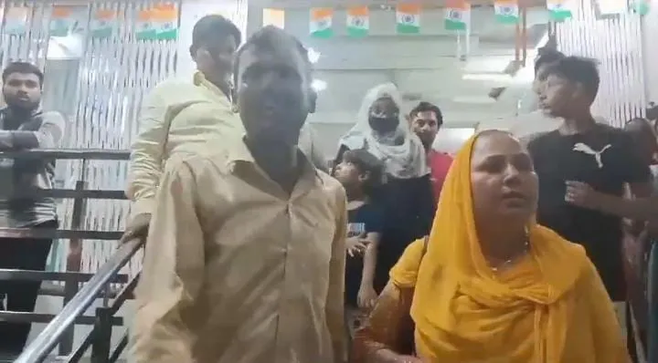Fatehpur: नर्सिंग होम में बच्चे की मौत, परिजनों ने लगाया डॉक्टरों पर लापरवाही का आरोप, किया हंगामा, सीएमओ ने दिए जांच के आदेश