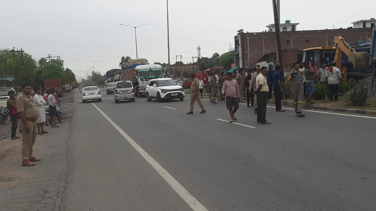 Kanpur Dehat Accident: हाईवे किनारे खडे़ डंपर से भिड़ा गिट्टी लदा डंपर, चालक की मौत...कानपुर लेन पर आधा घंटे तक लगा जाम